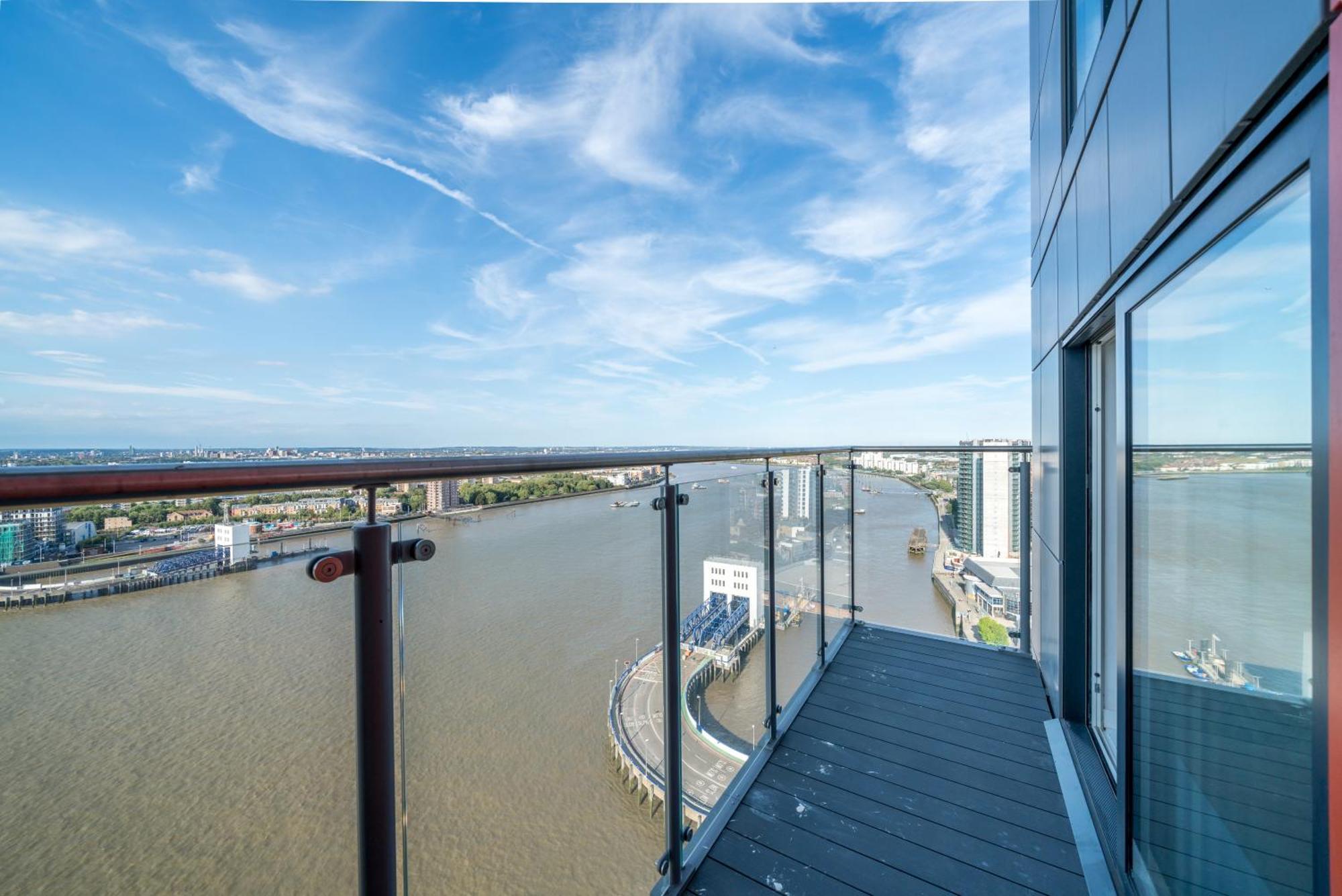 Skyvillion - London River Thames Top Floor Apartments By Woolwich Ferry, Mins To London Excel, O2 Arena , London City Airport With Parking Exterior foto